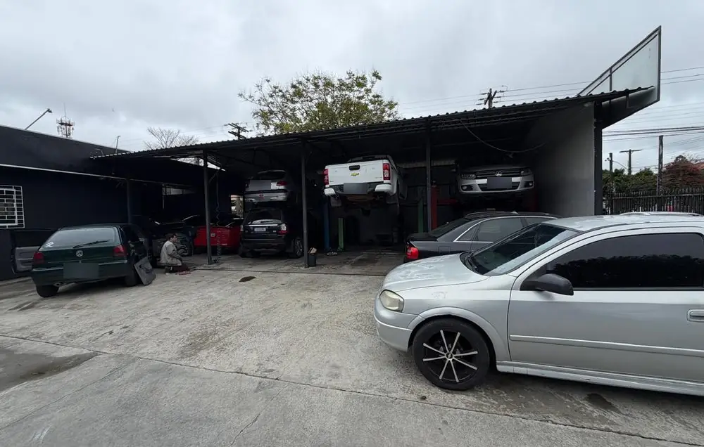 Pátio coberto da Audiomais Centro Automotivo com carros nos elevadores